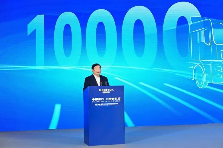 譚旭光：中國(guó)重汽單月出口破萬輛，創(chuàng)造了我國(guó)重型卡車行業(yè)出口的里程碑！